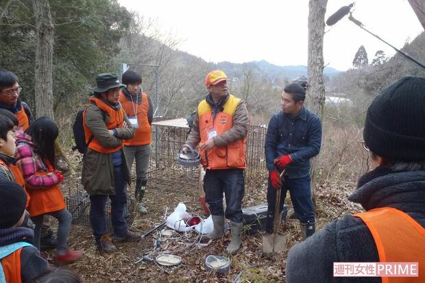 狩猟体験で話す石川さん（中央）。処分時にはキョンの悲痛な叫びに涙ぐむ人も