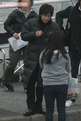 映画『プラチナデータ』のロケの合間に、路上で一服していた二宮和也（'12年4月）