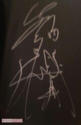 店内の写真集に気前よくサインした竹内涼真