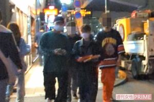 駅前を友人らと歩く後藤拓実