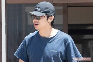 ラーメン店をあとにする東出昌大（2020年5月）