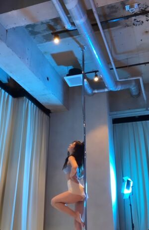 ポールダンスの練習をする熊田曜子(SNSより)