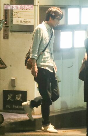 2017年、都内の焼き鳥店を出る眞島秀和