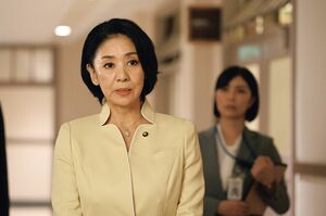 幹事長お気に入りの厚生労働大臣の鴨井（片平なぎさ）（『罠の戦争』（c）カンテレ）
