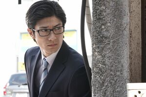 逃亡中の結城は、あるときはビジネスマンに変装　(c)フジテレビ