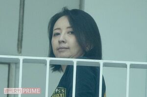 稽古の途中で気分転換にリハーサルスタジオの外に出てきた高橋由美子。舞台では裏のある家政婦役を演じる
