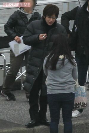 映画『プラチナデータ』のロケの合間に、路上で一服していた二宮和也（'12年4月）