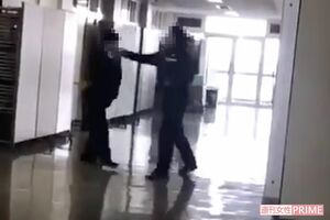 男性教諭（右）が生徒を殴ったシーン（ツイッターより、画像は一部加工）