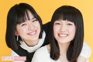 左から小島藤子、八木優希　撮影／高梨俊浩