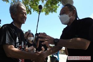 今年6月22日、23日と2日間のハンストを決行。具志堅さんのもとへ玉城デニー知事が激励に　撮影／渡瀬夏彦