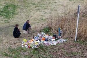  遺棄現場には多くの人が訪れて静かに手を合わせていた