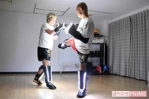 視覚障がいのある実業家・成澤俊輔さん。ローヴィジョンボクシングのパートナーは、弱視である松枝史憲さん　撮影／渡邉智裕