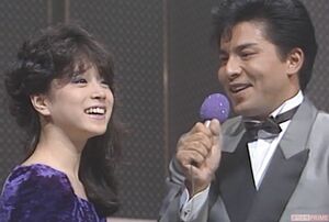 人気絶頂の中森明菜と小西博之が『ザ・ベストテン』で初対面を果たした日のワンシーン。2人で次の曲の紹介を担当