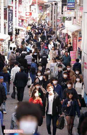 東京・原宿の竹下通りはマスク姿の買い物客が目立って