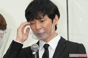 12月3日、都内で行われた謝罪会見で苦しそうな顔をうかべる渡部建