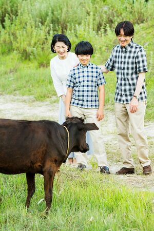 現行制度では皇位継承順位1位が秋篠宮さま、2位は悠仁さまになるが……（8月21日・ブータン）