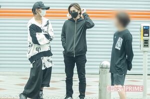 朝7時、合コンを終えて外に出てきた堂本光一と上田竜也（2022年）