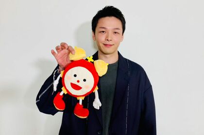 『めざましテレビ』番組キャラクターの『めざましくん』のぬいぐるみを雑に扱う中村倫也
