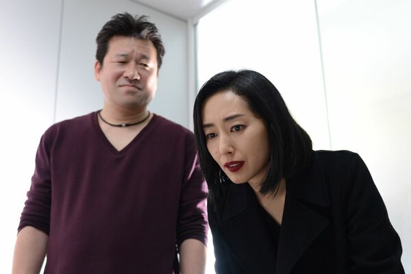 復讐で自らも傷ついている沙織が迎える結末は？　左は新たなターゲットの福島編集長。(c)日本テレビ