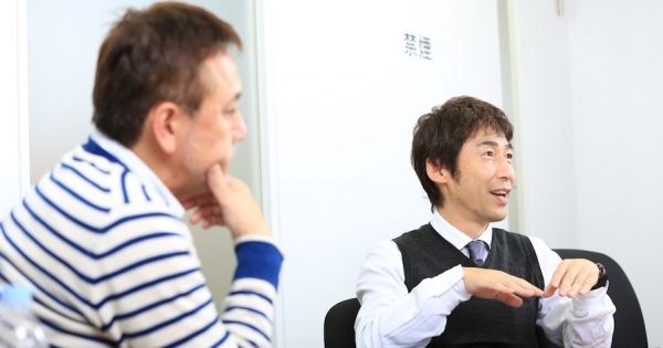 サンミュージック・プロジェクトGETの小林雄司さん(右)と、お笑い班を統括するブッチャーブラザーズのリッキー(左)