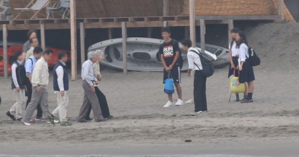  この日、2度目の外出では、地元の中学生にも、気さくにお声がけする場面も（7月13日）