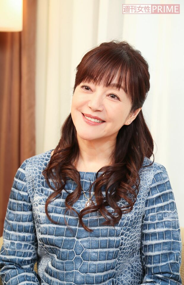 ハリのある声は変わらないものの、年を重ねてますます麗しくなられた感が。｢実は男っぽいので、動きやすい服装のほうが好きなんです｣(岩崎さん)