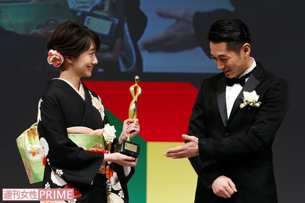 朝ドラ『あさが来た』の主演・波瑠と並んで　撮影／『週刊女性』写真班