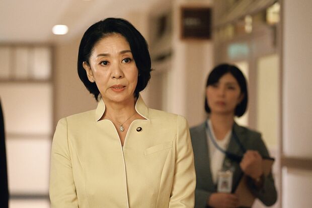 幹事長お気に入りの厚生労働大臣の鴨井（片平なぎさ）（『罠の戦争』（c）カンテレ）