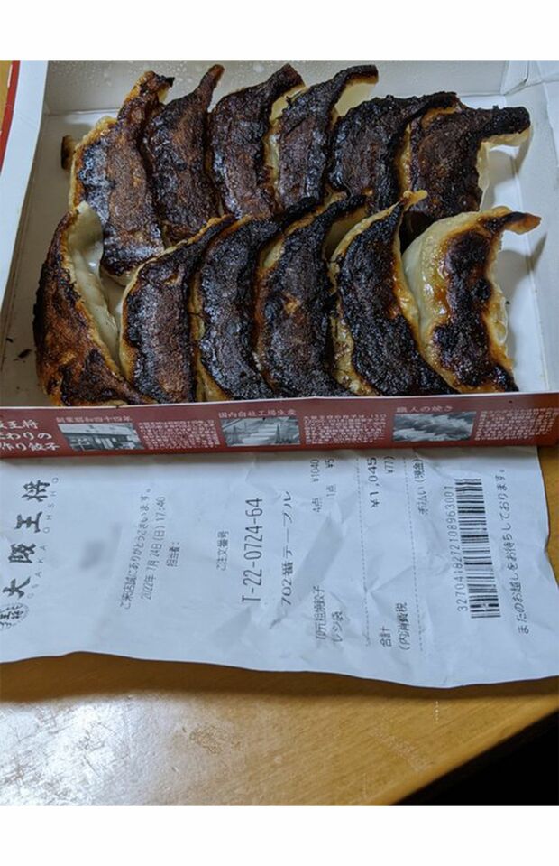 投稿された真っ黒に焦げた餃子（Twitterより）