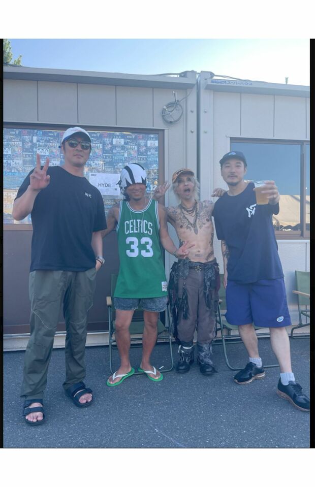 7月29日に『男鹿ナマハゲロックフェスティバル』に出演したhyde。湘南乃風のHAN-KUNと（HAN-KUNのツイッターより）
