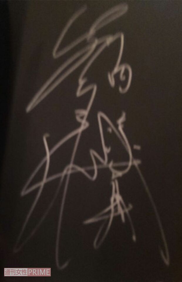 店内の写真集に気前よくサインした竹内涼真