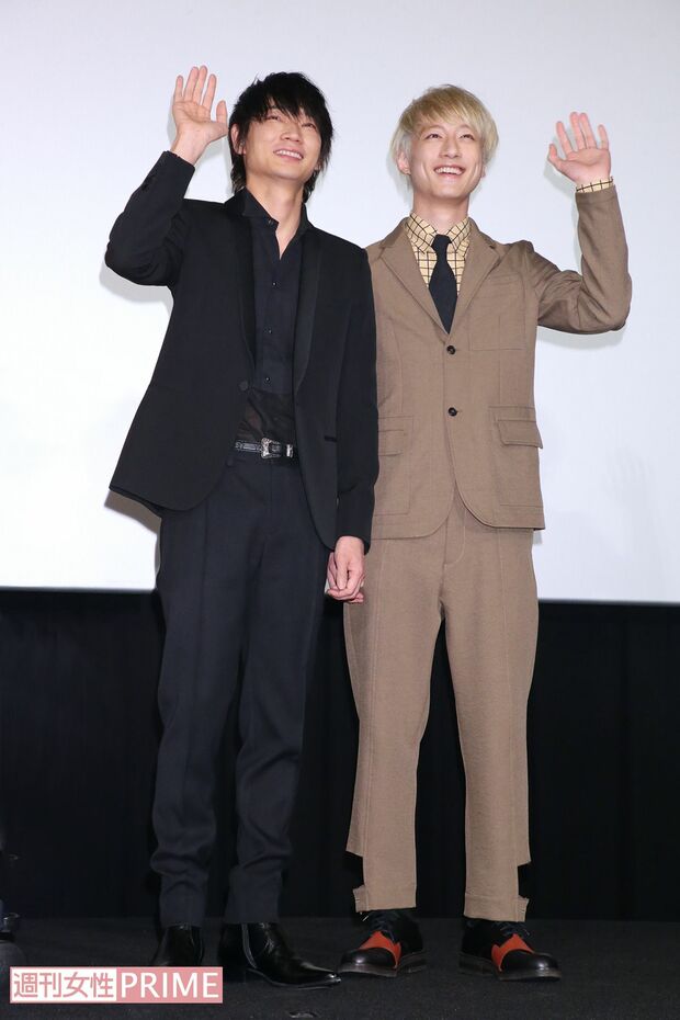 綾野剛の主演映画『新宿スワンII』の舞台挨拶で事務所の後輩・坂口健太郎がサプライズ登場！　あれ、手つないでない!?　そんな錯覚を起こしてしまうドキドキショット　撮影／佐藤靖彦