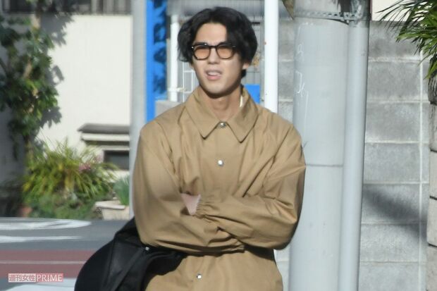 '19年3月 近所を散歩する賀来賢人・榮倉奈々夫妻