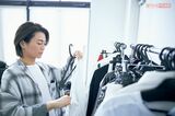 衣装を確認し、総スパンコールの濃紺スーツなど3ポーズをセレクト　撮影／廣瀬靖士