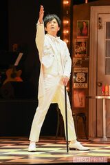 稲垣主演の舞台『君の輝く夜に ～FREE TIME,SHOW TIME～』でのひと幕。今年は3人ともそれぞれ舞台出演を果たした