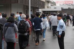 那覇地裁。22枚の傍聴券に対し、早朝から500人あまりの人が列に並んだ