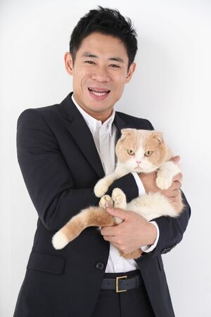 久々に対面した伊藤淳史の腕の中で眠くなるシナモン