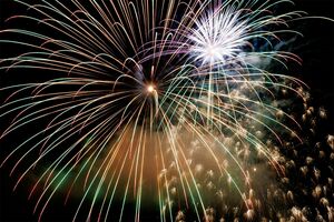 学校の運動場ほどの広さがあれば、打ち上げ花火は十分実施できるという(画像はイメージです)