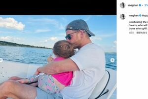 救命ジャケットを着ないままヘンリー王子と船に乗るリリベット王女(メーガン妃のインスタグラムより)