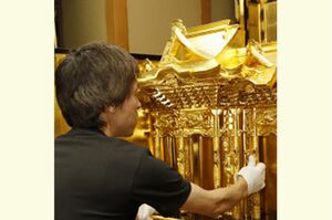 約2メートルと通常の仏壇よりも高い名古屋仏壇。高級なものだと11部門の職人が携わる。名古屋仏壇商工協同組合ホームページより