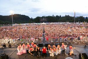 『秋田CARAVANMUSICFES2018』阿佐谷姉妹や小島よしおなどの歌のうまいお笑い芸人も参加。この年のサプライズゲスト元乃木坂46の生駒里奈と高橋で『福笑い』を弾き語り