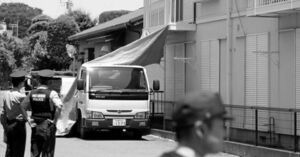  遺体を発見したアパートを調べる神奈川県警＝'14年6月