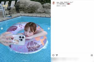 《今年初プール》というコメントとともにピンクの水着ショットを披露した辻希美と俳優の杉浦太陽の長女・希空（本人のインスタグラムより）