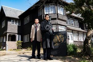連続殺人の謎に迫る刑事の相国寺と多々良 (c)テレビ朝日
