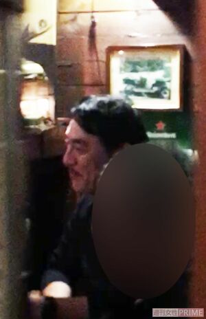 バーで談笑するピエール瀧。ちなみに打ち上げで共演者が驚くほど、かなりの酒豪として知られる