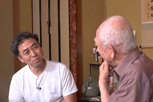 BSよしもと『戦後80年特番』第1部で元特攻隊員の男性の自宅を訪問するペナルティのワッキー