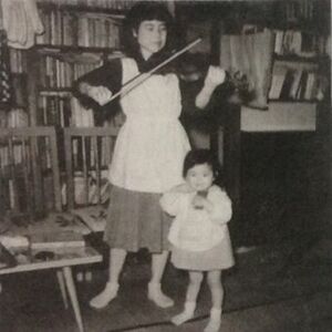 夫の蔵書に囲まれて好きなバイオリンを弾く時間が癒しだった