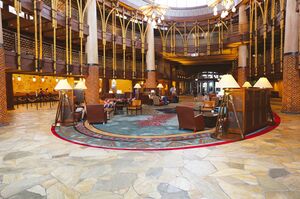 広大なロビーと待たずにすむ大きなチェックインカウンター