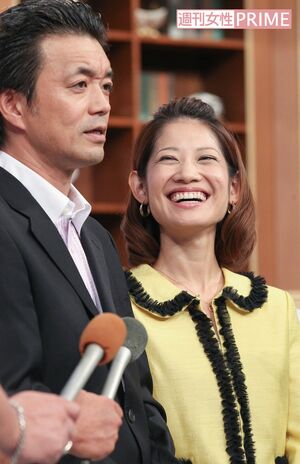 番組内で出会った金山一彦と大渕愛子。大渕弁護士は一時弁護士軍団の一員としてレギュラー出演していた