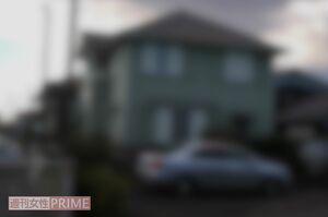 上尾市内にある容疑者の自宅。自動車は亡父が遺したものだという